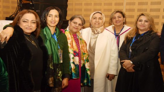 الصالون الثقافي مجمع الخوت والسلام المحمدي يكرمان المستشارة البرلمانية “سليمة زيداني” خلال توقيع ديوان “رماد أنثى”.