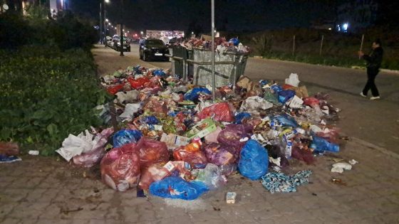 كارثة بيئية بمنطقة لمنارة… والشركة المفوض لها بقطاع النظافة في مرمى الانتقادات وسط مراسلات رسمية للسلطات+صور