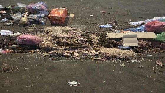 زنقة الشهيد بلقاسم الدحماني.. سكان بلوك 10 وبلوك 27 يغرقون في النفايات ويطالبون بتدخل عاجل