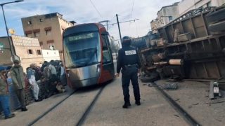 انقلاب شاحنة صغيرة يعطل حركة الترامواي في سيدي عثمان ويؤدي إلى إصابة شخصين