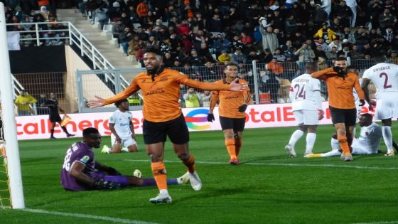 “نهضة بركان يحقق فوزًا كاسحًا على ستيلينبوش بخماسية نظيفة في كأس الكنفدرالية”