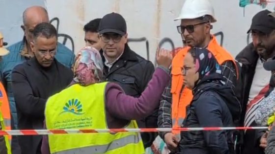 عامل إقليم النواصر في زيارة تفقدية لمنطقة الرحمة بعد ظهور حفر في الشارع أمام مجمع سكني