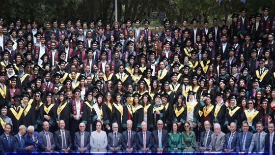 جامعة الأخوين بإفران تحتفي بالذكرى الثلاثين لتأسيسها وتتوج الدفعة الـ26 في حفل بهيج