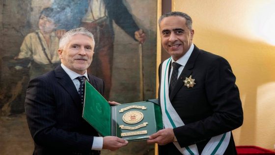 المدير العام للأمن الوطني ولمراقبة التراب الوطني يتقلَّد وسام الصليب الأكبر للاستحقاق للحرس المدني الإسباني (بلاغ DGSN/DGST)