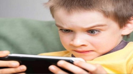 اختفاء الأبناء خلف الشاشات  …..الإدمان الإلكتروني