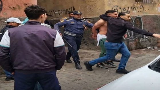 الحي المحمدي..اقدام شخص هائج عل تخريب وكسر واثارة الشغب بالشارع العام…