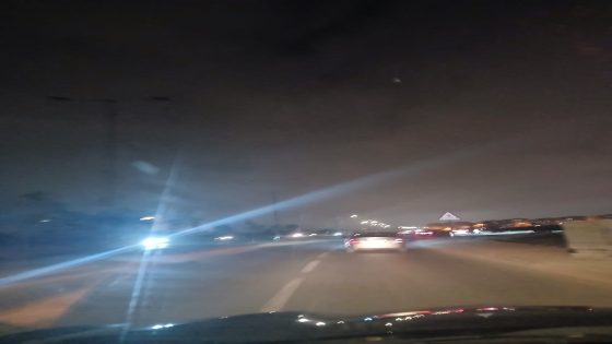 شارع “لاروكاد” بالدار البيضاء.. أعمدة الإنارة خارج الخدمة وتحركات الساكنة للمطالبة بتدخل عاجل